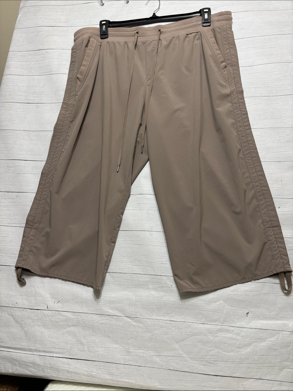 intro.Women’s Wide-Leg Drawstring pants in tan